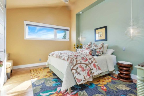 31 Leaside Crescent, Sylvan Lake, AB - Indoor Photo Showing Bedroom