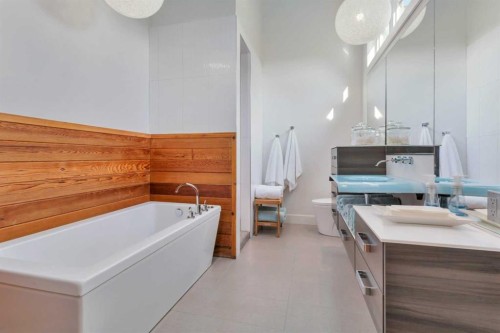 31 Leaside Crescent, Sylvan Lake, AB - Indoor Photo Showing Bathroom