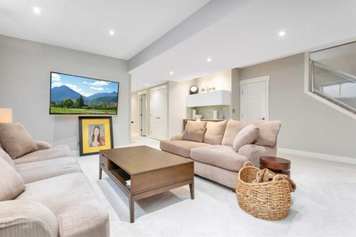 31 Leaside Crescent, Sylvan Lake, AB - Indoor Photo Showing Living Room