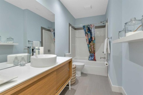 31 Leaside Crescent, Sylvan Lake, AB - Indoor Photo Showing Bathroom