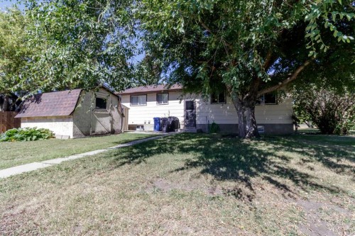 40 Laura Close, Penhold, AB 