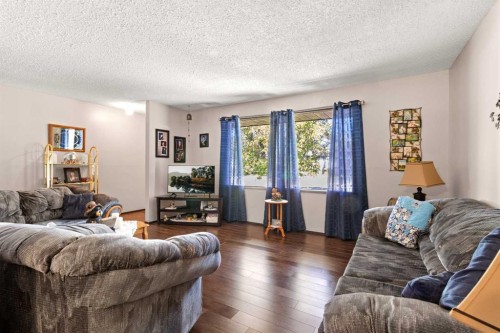 40 Laura Close, Penhold, AB 