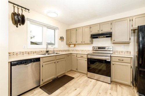 152 Dundee Crescent, Penhold, AB 