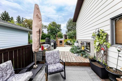 25 Valley Crescent, Lacombe, AB 