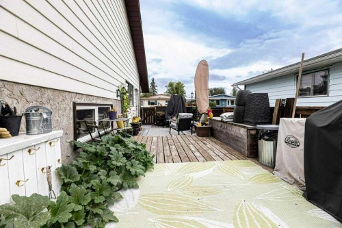 25 Valley Crescent, Lacombe, AB 