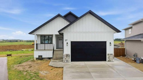 37 Maclean Close, Blackfalds, AB 