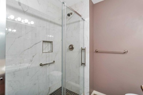 8 Hansen Close, Sylvan Lake, AB 