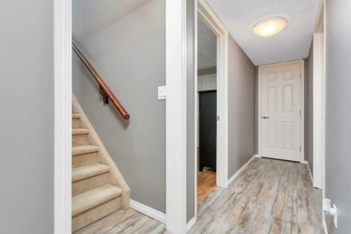 8 Hansen Close, Sylvan Lake, AB 