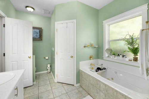 12 Iron Wolf Ridge, Lacombe, AB 