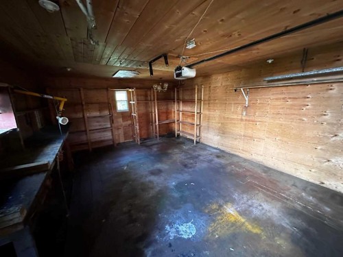4809 51 Street, Mirror, AB - Indoor Photo Showing Garage