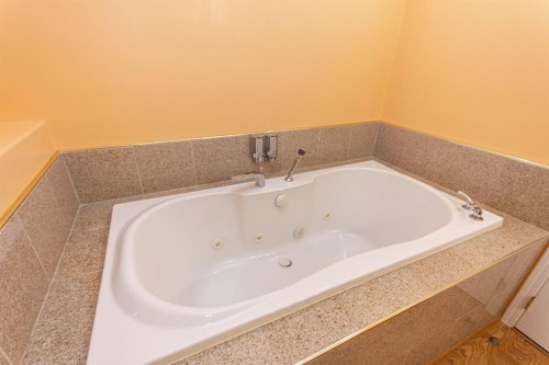 5851 58 Avenue, Red Deer, AB 