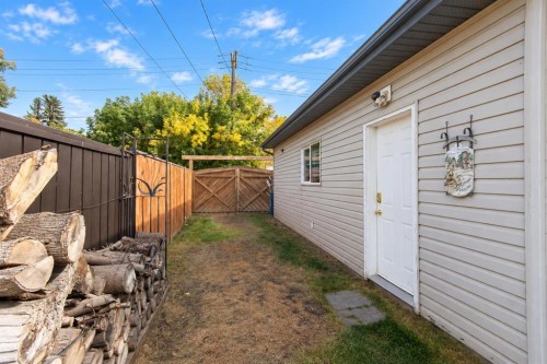 5851 58 Avenue, Red Deer, AB 