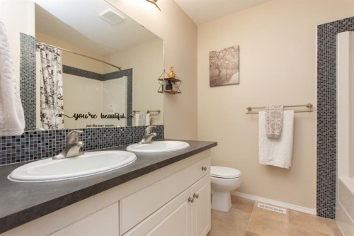 5851 58 Avenue, Red Deer, AB 