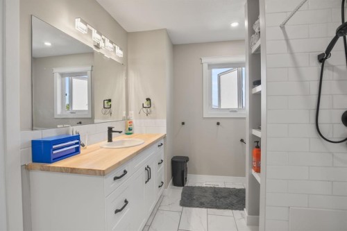 6913 59 Avenue, Red Deer, AB 