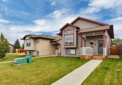 5 Wilkinson Circle Sylvan Lake, AB T4S 2N7