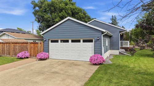 5526 49 Avenue, Lacombe, AB 