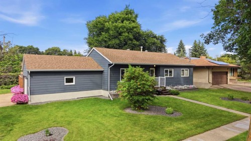 5526 49 Avenue, Lacombe, AB 