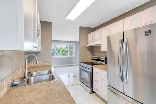 8 Whiteside Crescent, Red Deer, AB 