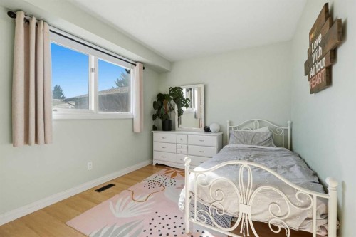 25 Clark Crescent, Red Deer, AB 