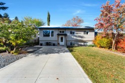 4534 46 Street Sylvan Lake, AB T4S 1L3