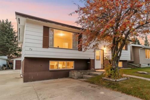 33 Valley Crescent  Lacombe, AB T4L 1R9