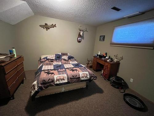 205023 Twp Road 100, Rural Lethbridge County, AB - Indoor Photo Showing Bedroom