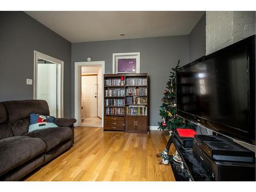 629 5 Street South, Lethbridge, AB - Indoor Photo Showing Living Room