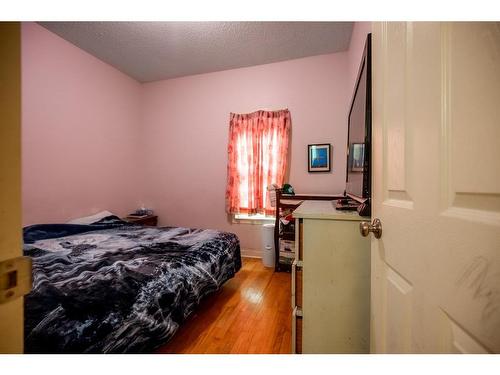 629 5 Street South, Lethbridge, AB - Indoor Photo Showing Bedroom