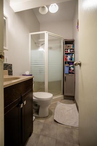 629 5 Street South, Lethbridge, AB - Indoor Photo Showing Bathroom