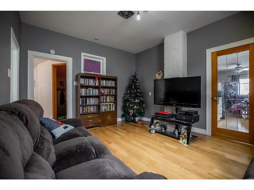 629 5 Street South, Lethbridge, AB - Indoor Photo Showing Living Room