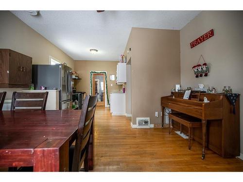 629 5 Street South, Lethbridge, AB - Indoor Photo Showing Dining Room