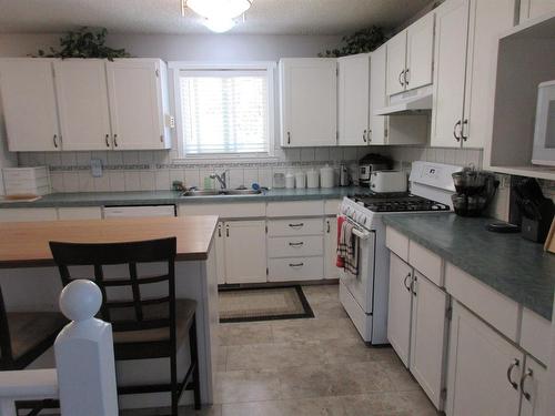 170075 Twp Rd 100, Rural Taber, M.D. Of, AB - Indoor Photo Showing Kitchen With Double Sink