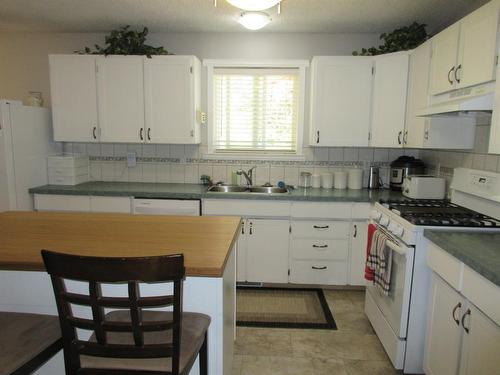 170075 Twp Rd 100, Rural Taber, M.D. Of, AB - Indoor Photo Showing Kitchen With Double Sink