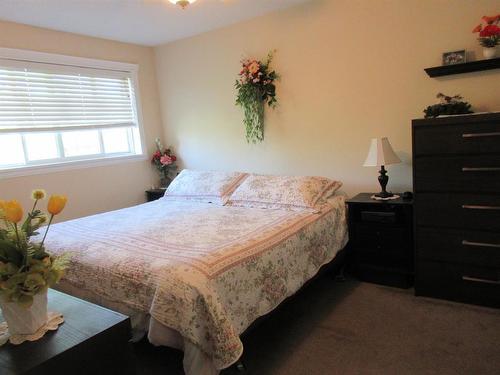 170075 Twp Rd 100, Rural Taber, M.D. Of, AB - Indoor Photo Showing Bedroom