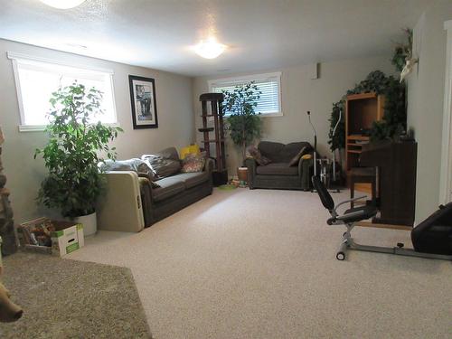 170075 Twp Rd 100, Rural Taber, M.D. Of, AB - Indoor Photo Showing Living Room