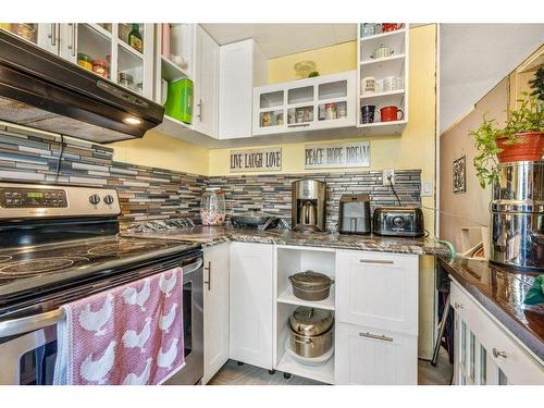 1112 Albert Avenue, Pincher Creek, AB - Indoor Photo Showing Kitchen