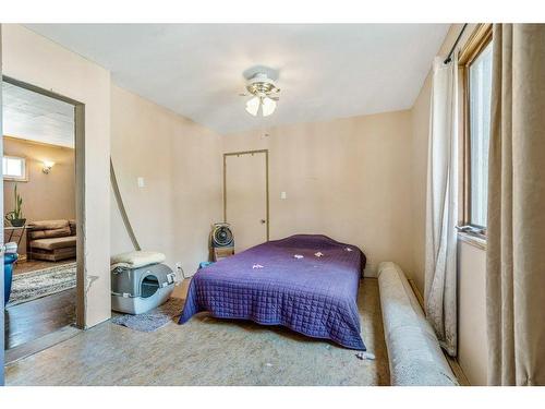 1112 Albert Avenue, Pincher Creek, AB - Indoor Photo Showing Bedroom
