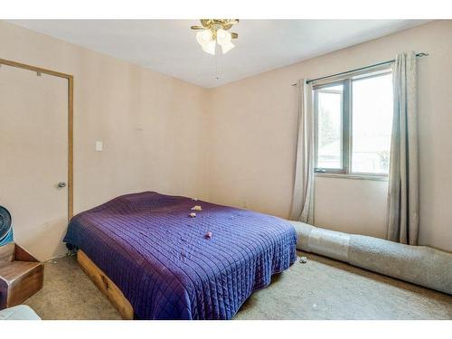 1112 Albert Avenue, Pincher Creek, AB - Indoor Photo Showing Bedroom
