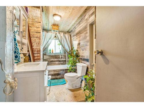 1112 Albert Avenue, Pincher Creek, AB - Indoor Photo Showing Bathroom