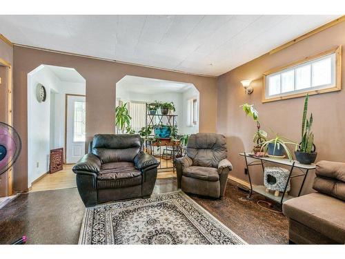 1112 Albert Avenue, Pincher Creek, AB - Indoor Photo Showing Living Room