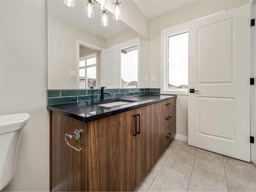 61 Goldenrod Place West, Lethbridge, AB - Indoor Photo Showing Bathroom