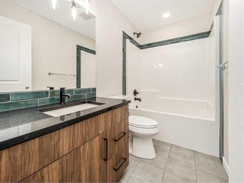 61 Goldenrod Place West, Lethbridge, AB - Indoor Photo Showing Bathroom