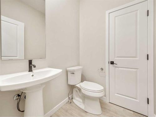 61 Goldenrod Place West, Lethbridge, AB - Indoor Photo Showing Bathroom