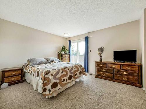 3721 Oak Drive South, Lethbridge, AB - Indoor Photo Showing Bedroom