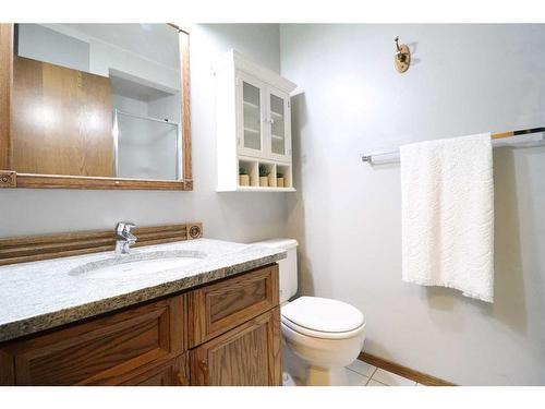 936 13 Street South, Lethbridge, AB - Indoor Photo Showing Bathroom