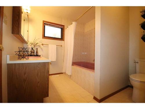 936 13 Street South, Lethbridge, AB - Indoor Photo Showing Bathroom