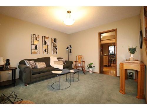936 13 Street South, Lethbridge, AB - Indoor Photo Showing Living Room