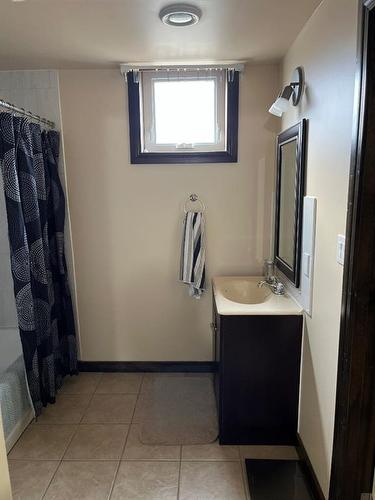 222 5Th Avenue, Burdett, AB - Indoor Photo Showing Bathroom