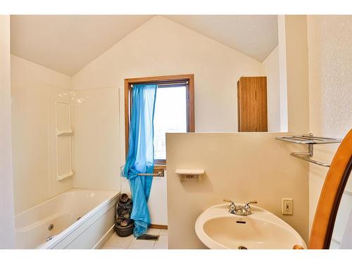 10-204054 Hwy 508, Rural Lethbridge County, AB - Indoor Photo Showing Bathroom