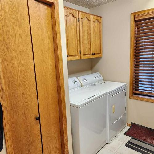40 Coachwood Road West, Lethbridge, AB - Indoor Photo Showing Laundry Room